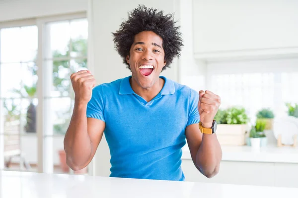 Афроамериканець Людиною Домашніх Умовах Дуже Щасливий Схвильований Робить Переможець Жест — стокове фото
