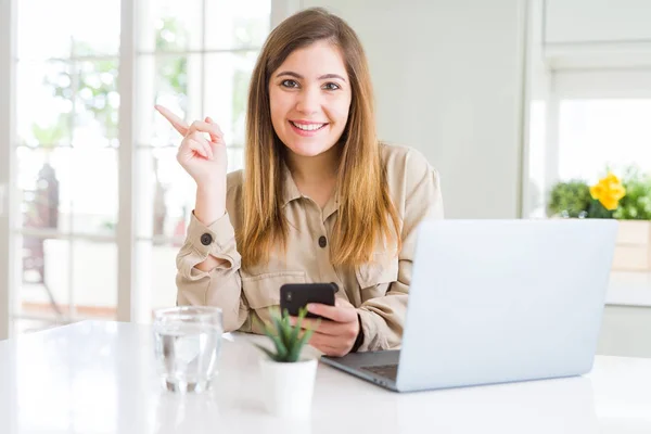 Belle Jeune Femme Utilisant Smartphone Ordinateur Très Heureux Pointant Avec — Photo