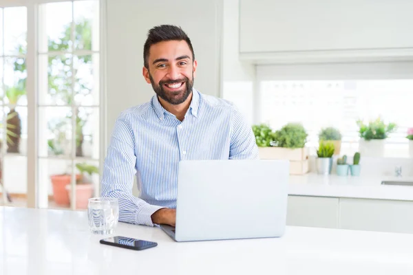 Hombre de negocios sonriendo trabajando con computadora portátil — Foto de Stock