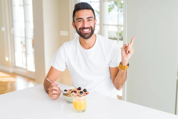 Przystojny Hiszpan Jedzą Zdrowe Śniadanie Rano Domu Bardzo Szczęśliwy Wskazując — Zdjęcie stockowe