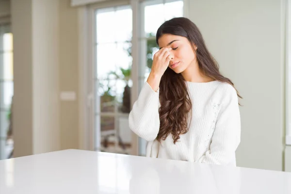 年轻漂亮的女人在家里白桌上累擦鼻子和眼睛感到疲劳和头痛 压力和挫折概念 — 图库照片