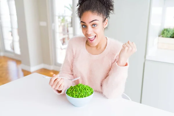 Jeune Fille Afro Américaine Mangeant Des Pois Verts Sains Criant — Photo