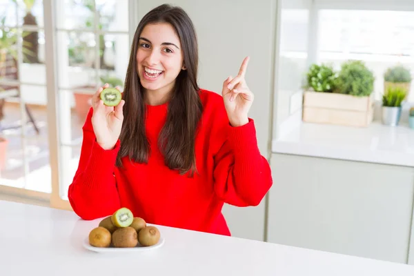 Güzel Genç Kadın Yarım Taze Yeşil Kivi Yemek Çok Mutlu — Stok fotoğraf
