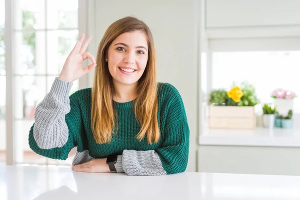 Jovem Bela Mulher Size Vestindo Camisola Listrada Casual Sorrindo Positivo — Fotografia de Stock