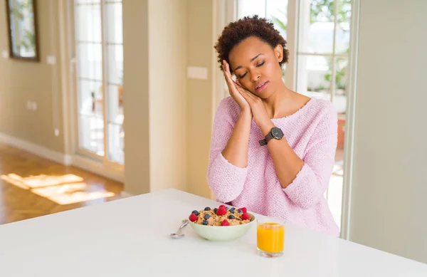 Ung Afrikansk Amerikansk Kvinna Som Äter Hälsosam Frukost Morgonen Hemma — Stockfoto