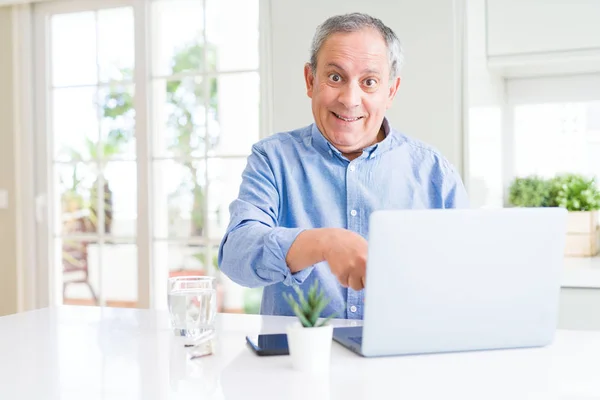 Bonito Homem Sênior Usando Laptop Computador Trabalhando Internet Muito Feliz — Fotografia de Stock