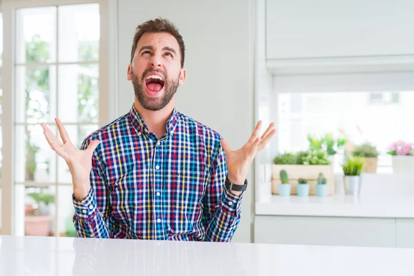 Knappe Man Dragen Kleurrijke Shirt Gekke Gekke Schreeuwen Schreeuwen Met — Stockfoto