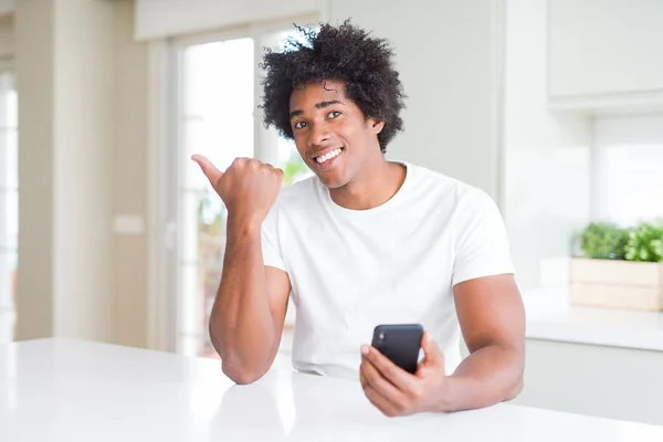 Afroamerický Muž Který Používá Smartphone Ukazující Ukazující Palcem Nahoru Stranu — Stock fotografie