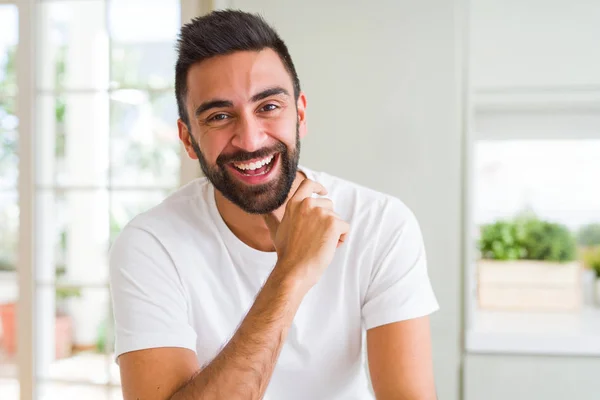 Knappe man glimlachend vrolijk met een grote glimlach op gezicht tonen t — Stockfoto