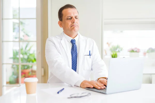 Médecin Âge Moyen Homme Portant Manteau Médical Blanc Travaillant Avec — Photo