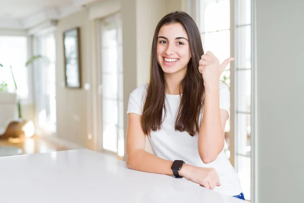 Mulher Bonita Vestindo Casual Shirt Branca Sorrindo Com Rosto Feliz — Fotografia de Stock