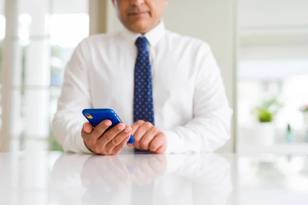 Primer plano de las manos del hombre de negocios usando smarpthone —  Fotos de Stock