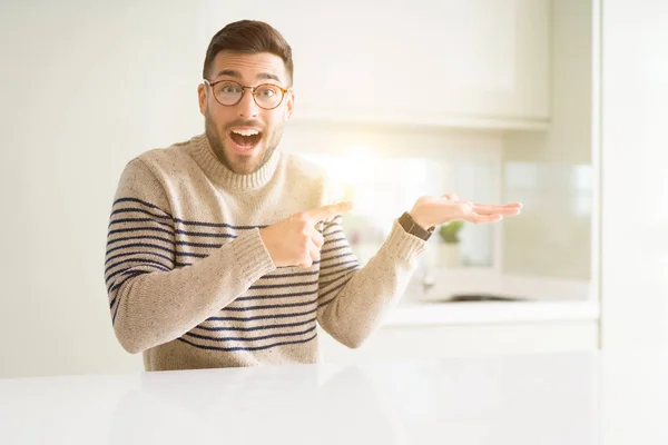 Jovem Homem Bonito Usando Óculos Casa Muito Feliz Apontando Com — Fotografia de Stock