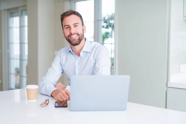 Bello Uomo Affari Che Lavora Con Computer Portatile Sorridente — Foto Stock