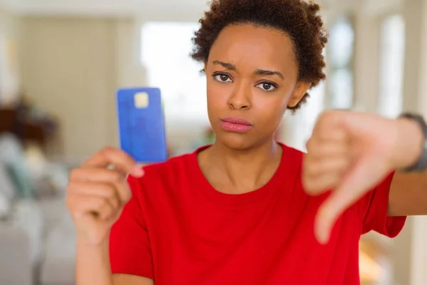 Mujer Afroamericana Joven Sosteniendo Tarjeta Crédito Con Cara Enojada Signo — Foto de Stock