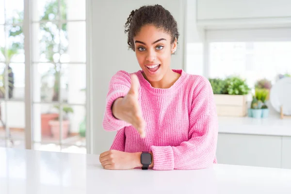 Beautiful African American Woman Afro Hair Wearing Casual Pink Sweater — Stock Photo, Image