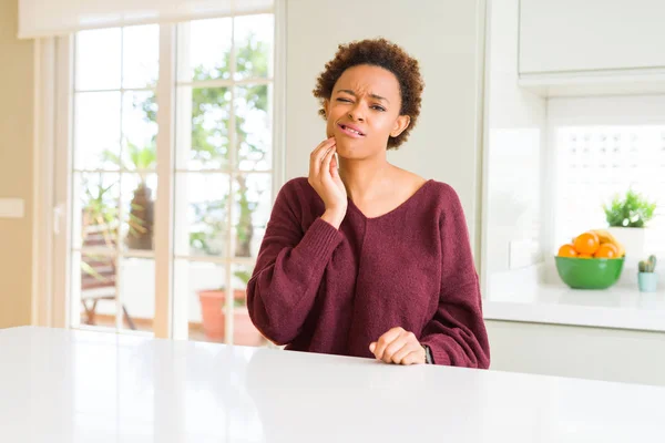 Jeune Belle Femme Afro Américaine Maison Touchant Bouche Avec Main — Photo