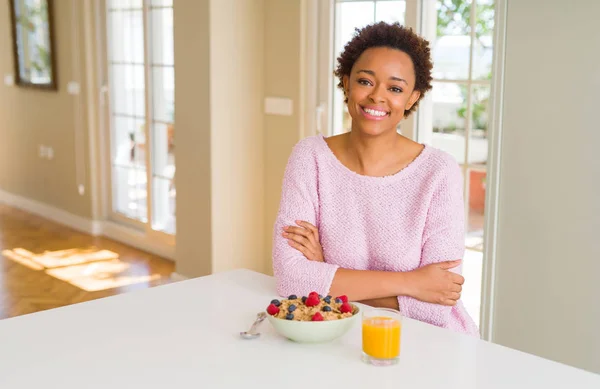 Mladá Afro Americká Žena Která Ráno Zdravě Nasnídá Doma Šťastně — Stock fotografie