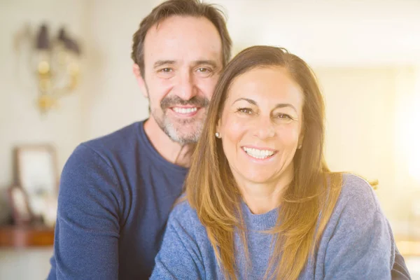 Romántica Pareja Mediana Edad Enamorada Casa — Foto de Stock