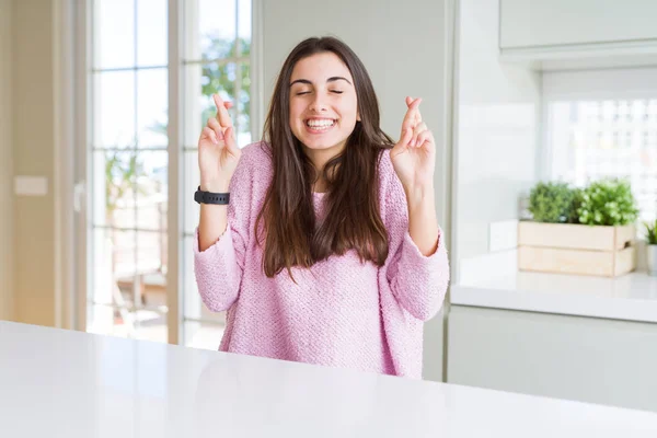 Bella Giovane Donna Che Indossa Maglione Rosa Sorridente Incrociando Dita — Foto Stock