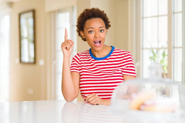 Jonge Mooie Afrikaanse Amerikaanse Vrouw Thuis Vinger Omhoog Met Succesvolle — Stockfoto