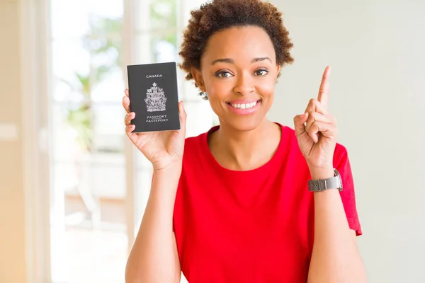 Jovem Afro Americana Segurando Passaporte Canadense Surpreso Com Uma Ideia — Fotografia de Stock