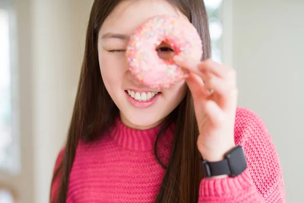 Όμορφη Ασιατική Γυναίκα Τρώγοντας Ροζ Ζάχαρη Ντόνατ Ένα Χαρούμενο Πρόσωπο — Φωτογραφία Αρχείου