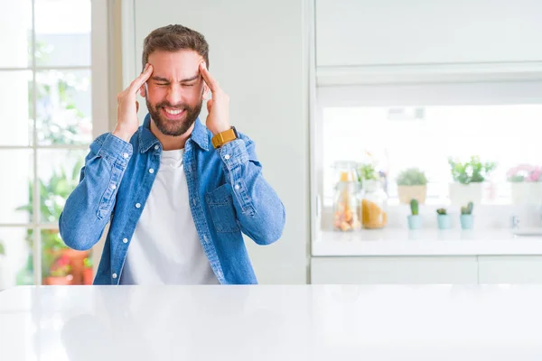 Homem Bonito Casa Com Mão Cabeça Para Dor Cabeça Porque — Fotografia de Stock