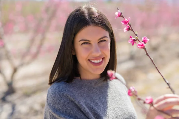 Güzel Genç Kadın Bahar Güneşli Bir Gün Pembe Yaprakları Ile — Stok fotoğraf