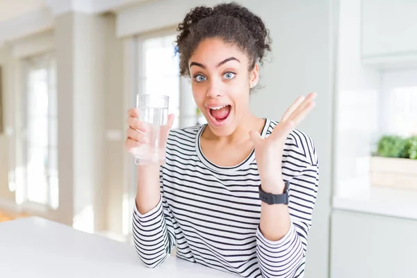 Chica Afroamericana Joven Bebiendo Vaso Agua Fresca Muy Feliz Emocionada — Foto de Stock