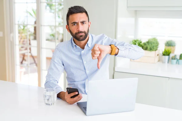 Hombre Negocios Hispano Guapo Usando Portátil Teléfono Inteligente Con Cara — Foto de Stock