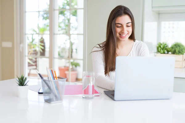 Jovem mulher bonita sorrindo feliz e trabalhando usando o computador l — Fotografia de Stock