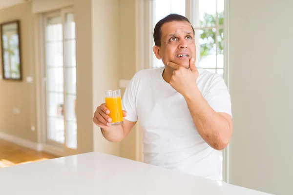 Hombre Mediana Edad Bebiendo Vaso Jugo Naranja Casa Cara Seria —  Fotos de Stock