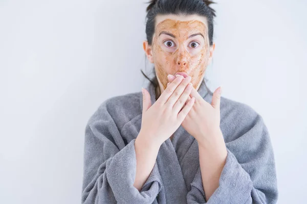 Mulher Bonita Usando Máscara Facial Cosmética Como Tratamento Beleza Cuidados — Fotografia de Stock