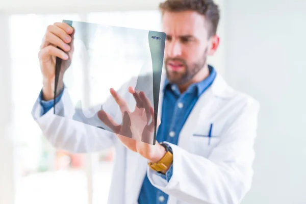 Doctor Hombre Mirando Radiografía Rayos Haciendo Examen Corporal —  Fotos de Stock