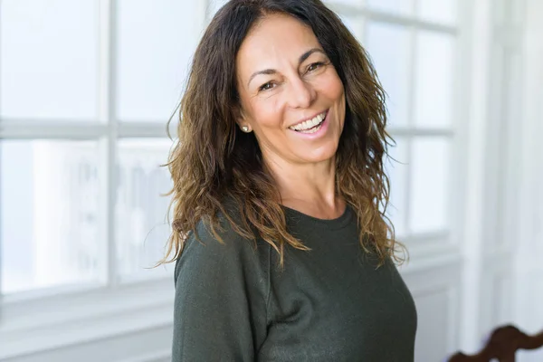 Schöne Frau mittleren Alters zu Hause lächelt fröhlich — Stockfoto