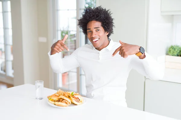 Afroameričan Hladový Muž Pojídal Hamburger Oběd Tvářil Sebevědomě Úsměvem Tváři — Stock fotografie