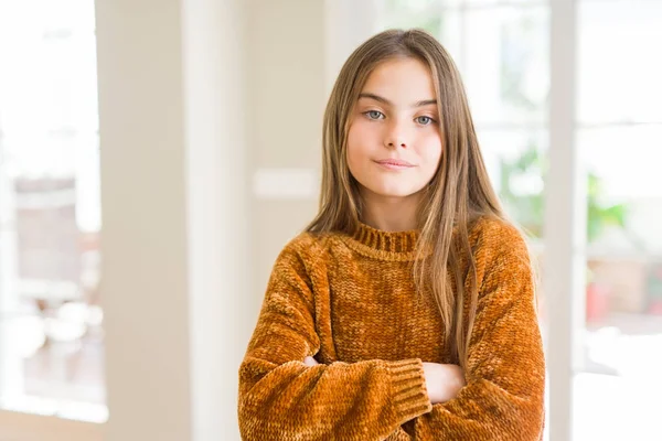 Schöne Junge Mädchen Kind Hause Entspannt Mit Ernstem Gesichtsausdruck Einfach — Stockfoto