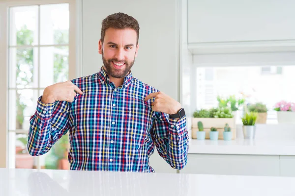 Homem Bonito Vestindo Camisa Colorida Olhando Confiante Com Sorriso Rosto — Fotografia de Stock