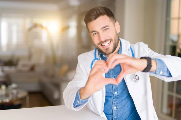 Νεαρός Γιατρός Όμορφος Άνδρας Στην Κλινική Χαμογελώντας Στην Αγάπη Που — Φωτογραφία Αρχείου