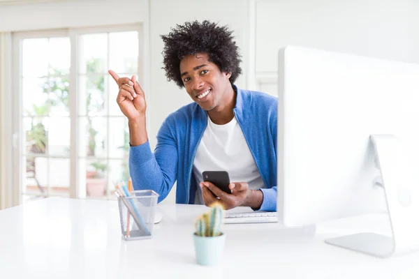 Hombre Afroamericano Trabajando Con Smartphone Computadora Muy Feliz Apuntando Con — Foto de Stock
