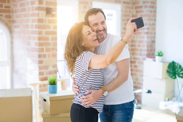 新居に引っ越す中年のシニアカップル アパートマントと恋に幸せそうに微笑む — ストック写真