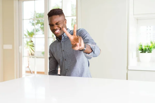 Knappe Afro Amerikaanse Man Witte Tafel Glimlachend Zoek Naar Camera — Stockfoto