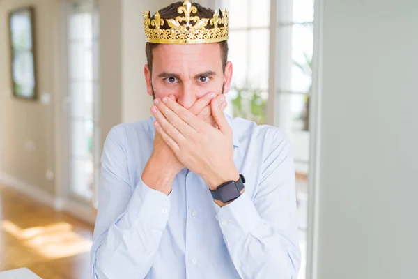 Bonito Homem Negócios Usando Coroa Dourada Como Rei Príncipe Chocado — Fotografia de Stock