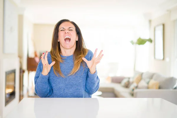 Mulher Meia Idade Bonita Casa Louco Louco Gritando Gritando Com — Fotografia de Stock