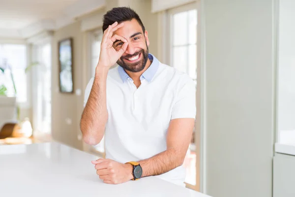 Camiseta Blanca Casual Hombre Hispano Guapo Casa Haciendo Buen Gesto — Foto de Stock