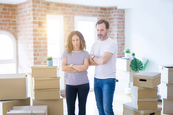 Middelbare Leeftijd Senior Paar Verhuizen Naar Een Nieuw Huis Met — Stockfoto