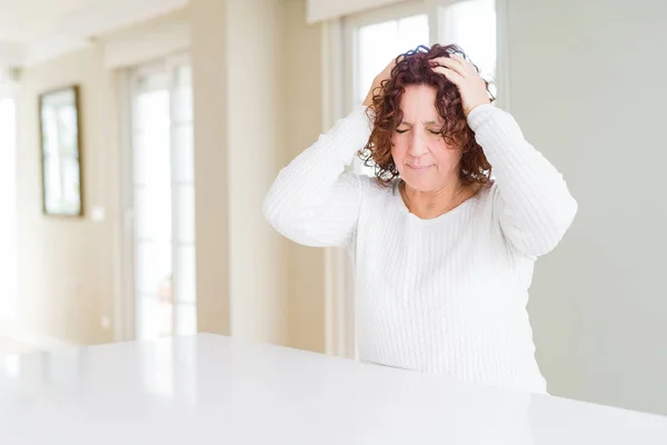 Bella Donna Anziana Indossa Maglione Bianco Casa Che Soffre Mal — Foto Stock