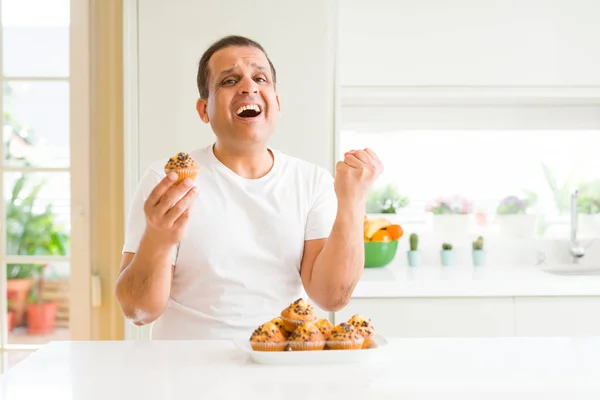 Homme Moyen Age Manger Des Muffins Aux Pépites Chocolat Maison — Photo