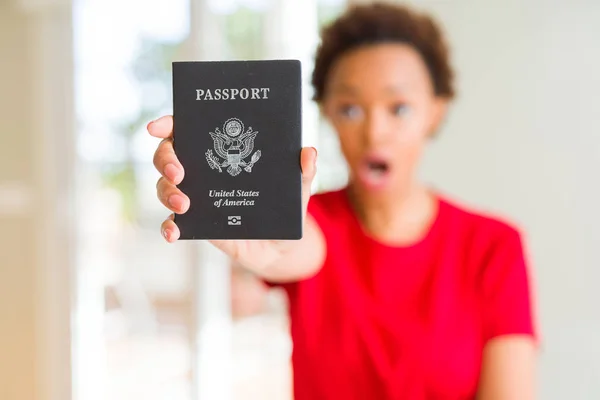 Jovem Afro Americana Segurando Passaporte Dos Estados Unidos América Assustada — Fotografia de Stock